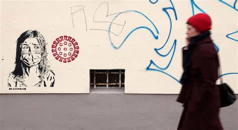Sokak sanatının efsanevi isimlerinden biri olan banksy, corona virüsü karantinası nedeniyle son eserini dört duvar arasında yaratmak durumunda kaldı. German Galleries Will Reopen Next Week Following the COVID ...