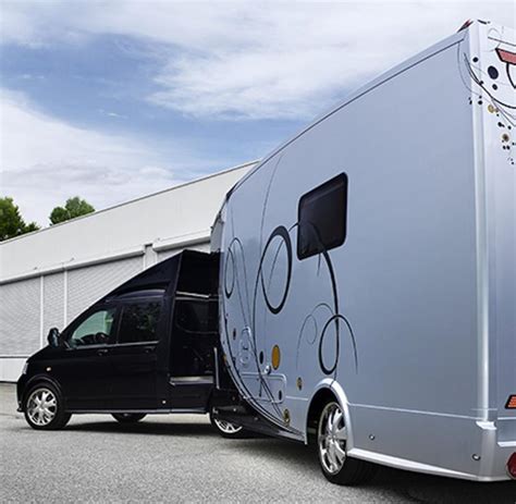Um das wohnmobil möglichst leicht bauen zu können fertigte er den ersten prototypen mit einer hülle aus unlackiertem aluminium. Multimobil : 7,5 Meter reinster Wohnwagen-Luxus - Bilder ...
