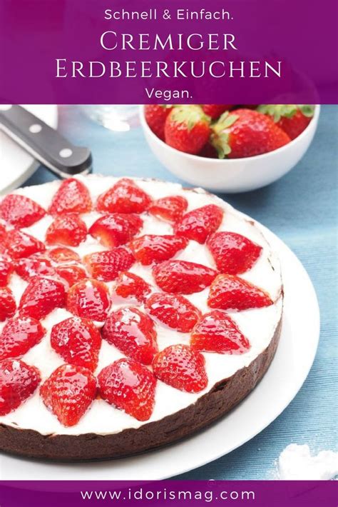 Jeden donnerstag gibt es eine rein pflanzliche karte auf seitdem hat sich das vegane angebot stark erweitert. Veganer cremiger Sahne Erdbeerkuchen auf einem Schokolade ...