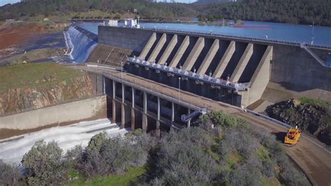 Water Overflows Into Calif Dams Emergency Spillway Youtube