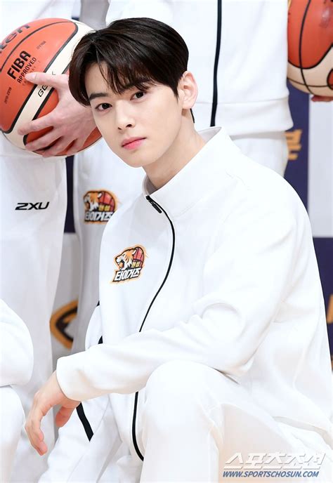 Lee dong min (이동민), better known by his stage name cha eunwoo (차은우) is a member of the south korean boy group astro. 오늘자 차은우 : 네모판