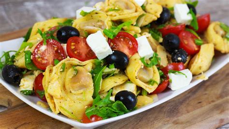 Tortellini Salat Tortelloni Salat mit Tomaten und Feta