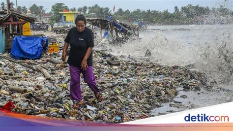 Teluk Labuan Dipenuhi Sampah Yang Terbawa Gelombang Tinggi Selat Sunda