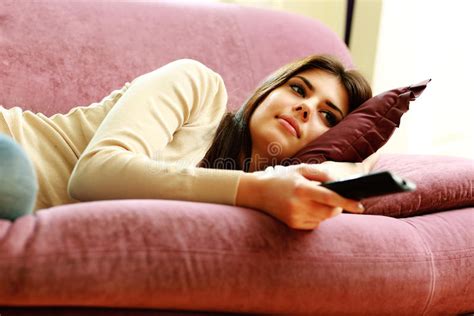 So sieht die verteilung in stuttgart und der region aus . den ganzen artikel lesen: Jonge Mooie Vrouw Die Op De Bank Met Afstandsbediening ...