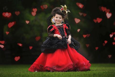 Ideas para fiesta temática alicia en el país de las maravillas para todas las edades, desde 1 año hasta. Amamos este disfraz inspirado en la reina roja de Alicia ...
