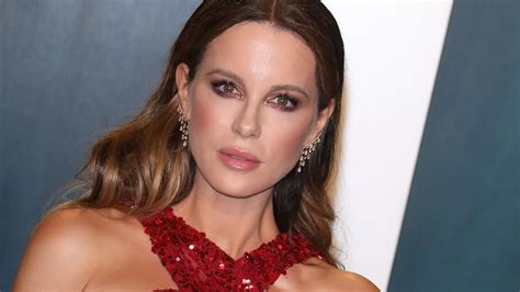 kate beckinsale shares photo of unfortunate wardrobe malfunction as fans all say the same