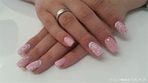 Wir bieten ihnen ein umfangreiches sortiment, um nägel selber machen zu können. Acrylmodellage mit Malerei rosa Acrylnägel