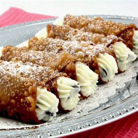 İtalyan yemekleri içeriklerine ulaşın, yemek tarifleri ve fazlasını keşfedin. Home make cannolis | Italyan tatlıları, Gıda, Cannoli