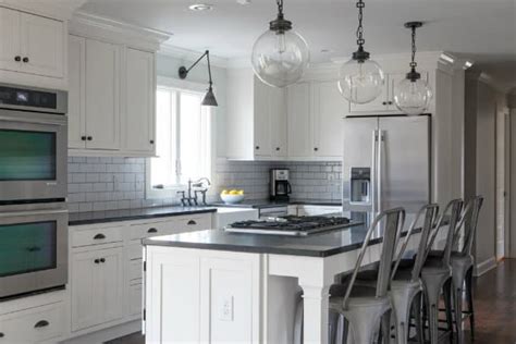 In a room with bright white led lighting or lots of natural light, it will look a bit more gray. Gray Granite Countertops - Are They the Perfect Granite Color?