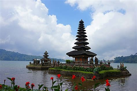 Pura ulun danu bratan or pura bratan, is a major hindu shaivite shiva temple in bali, indonesia. File:Pura Ulun Danu Bratan, Bedugul, Bali (1).jpg ...