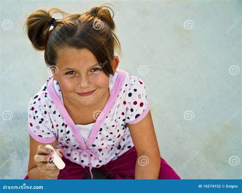 Bella Ragazza Che Gioca Con Il Gesso Del Sidewallk Fotografia Stock Immagine Di Felice