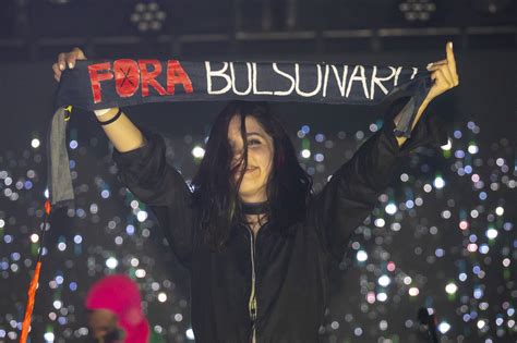 Nadya Do Pussy Riot Exibe Faixa Fora Bolsonaro Em Show Em Sp Jornalistas Livres