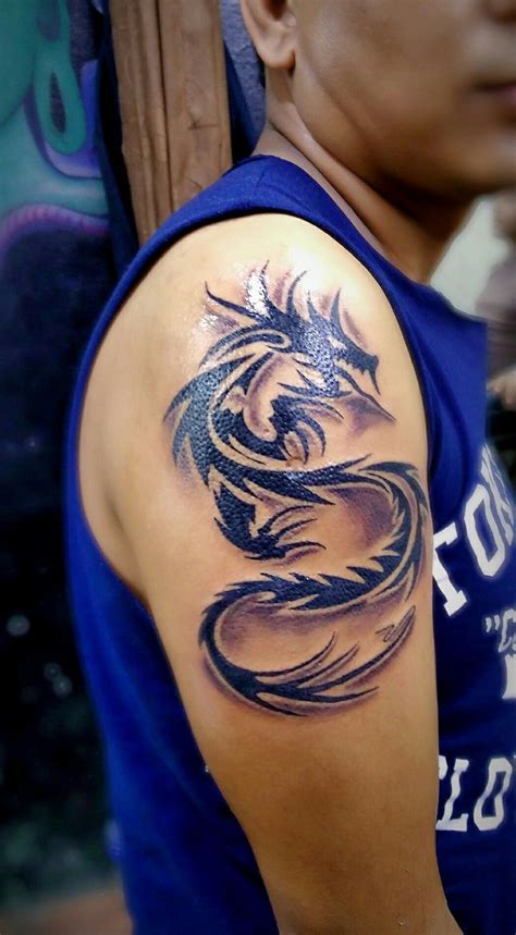 tatuaje de dragon tribal en espalda y brazo tatuaje original kulturaupice