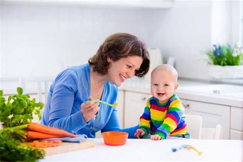 Alimento Contínuo De Alimentação Do Bebê Da Mãe Primeiro Foto De Stock Imagem De Prato Filha