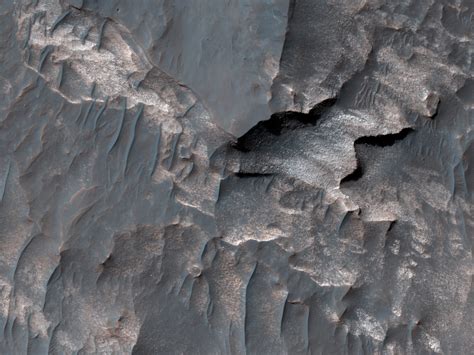 Nasas Hirise Camera Captures Stunning New Images Of Valles Marineris