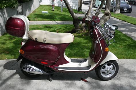 Vespa et4 scooter produced by piaggio of italy made its appearance in the us in 2001. 2001 Vespa ET4 ET-4 150cc Custom Paint + Accoutrements