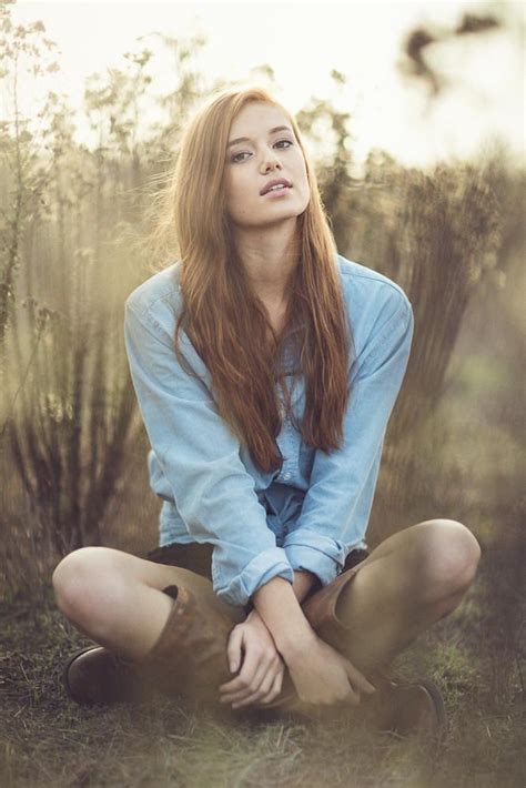 Senior Girl Sitting In The Field Outdoor Photography Pose Idea