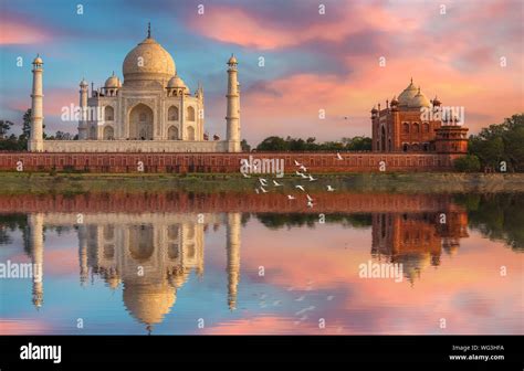 Taj Mahal De Agra Al Atardecer Con El Reflejo Del Agua Y Moody Cielo