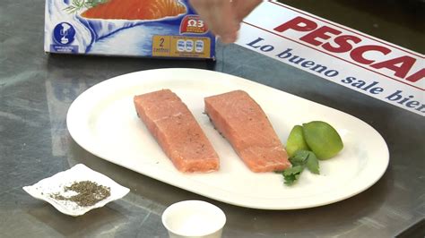 Es cierto que el olor depende de la variedad de pescado a preparar, por ejemplo el salmón es uno de los productos que peor olor desprende, pero todos la idea es bañar el ejemplar antes de cocinarlo, dejarlo durante al menos veinte minutos y, muy importante, no olvidarnos de aclararlo con agua fría. Cómo cocinar - Pescado al vapor - YouTube