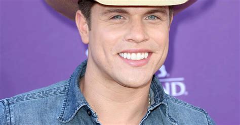 Dustin Lynch Met His Girlfriend By Sliding Into Her Dms Pics Wgh Fm