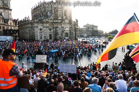 Die fdp kritisierte, dass dresden pegida mit dem altmarkt einen zentralen platz einräume, während gleichzeitig die städtisch organisierten gedenkveranstaltungen zum 9. pegida dresden | News Photo - Fotojournalismus