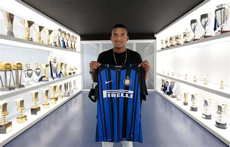 Dessa vez com as cores oficiais do clube. Novo reforço da Inter de Milão foi dispensado pelo Flamengo
