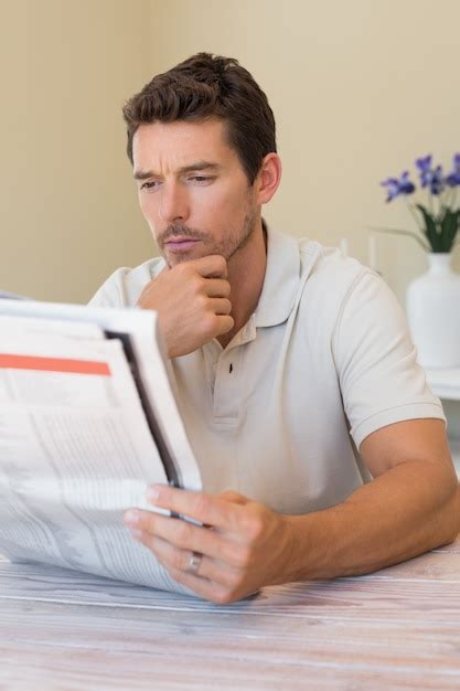 Hombre Leyendo Periódico En Casa Foto Premium