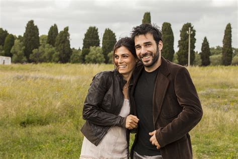 Era impegnato con una donna che non appartiene al mondo dello spettacolo e che lo ha reso papà nel 2015 di un bellissimo bambino. Smetto quando voglio: trama, cast e curiosità del film con ...