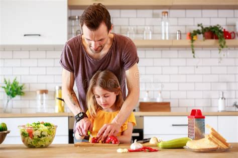 Imagen Del Padre Con La Hija Y El Hijo Que Cocinan En La Tabla Imagen