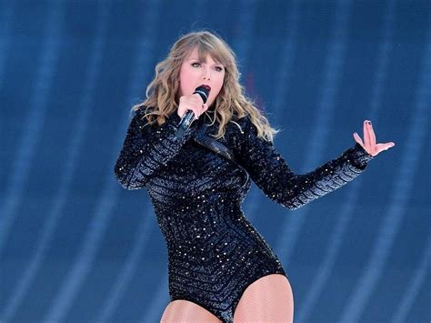 Taylor Swift Thanks Robbie Williams For Joining Her On Stage At Wembley
