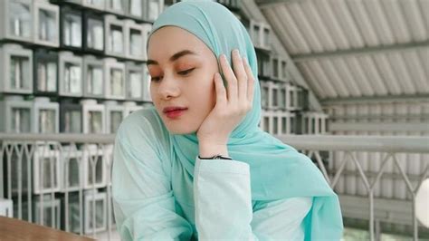 Dalam unggahan tersebut, rey mbayang mendoakan agar allah swt selalu menjaga dinda. 6 Tips Cantik Pakai Pashmina ala Dinda Hauw