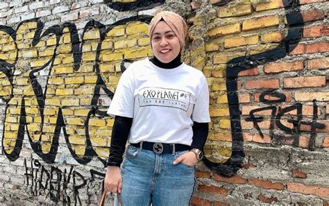 Ini kerena mengabarkan kalau suaminya, uya kuya meninggal dunia. Istri Uya Kuya Syok Ikut 'Tangisi' Kematian Goo Hara, Tuai Simpati Netter