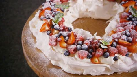 Best christmas desserts mary berry from 25 best ideas about christmas cakes on pinterest. Christmas Pavlova Recipe in 2020 | Pavlova recipe ...