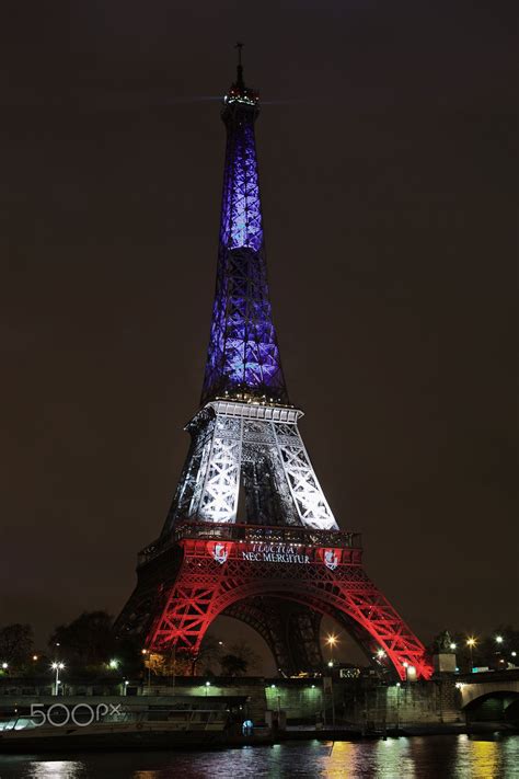 Tour Eiffel En Rouge Blanc Et Bleu Paris France Eiffel Tower Paris