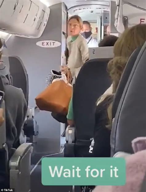 You Can Clap All You Want Passengers Applaud American Airlines Staff For Kicking A Woman Off