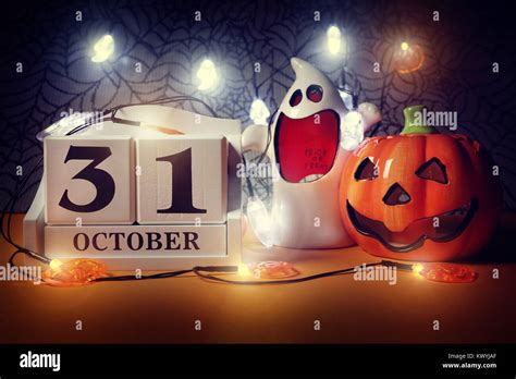 Halloween Fecha Del Calendario El 31 De Octubre Con Calabaza Y Ghost