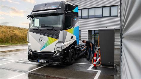 Mercedes Benz apresenta caminhão elétrico com 500 km de autonomia e até