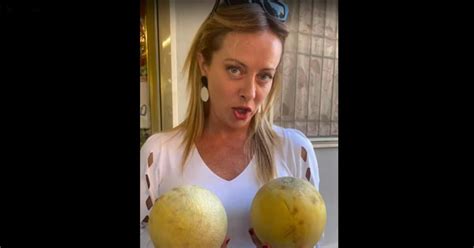 Los melones de Meloni y el beso de Berlusconi imágenes de las