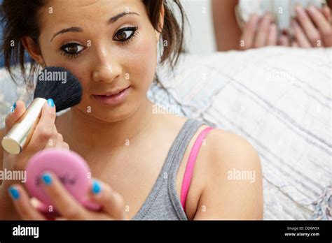 Teenager Mädchen Schminken Stockfotografie Alamy