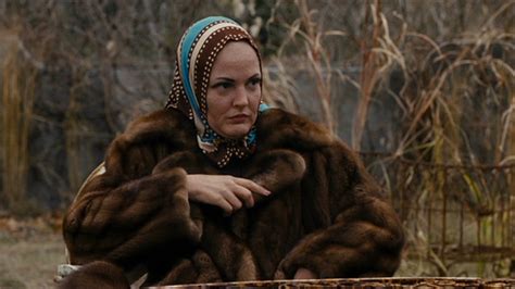 Based on the maysles brothers' classic 1975 documentary, this hbo films production stars drew barrymore and jessica lange in the story of big edie and little edie bouvier beale, relatives of jacqueline bouvier kennedy, whose eccentric. Grey Gardens Jessica Lange Drew Barrymore