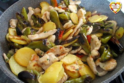 Nel mentre tagliate a cubetti le patate e tagliate grossolanamente anche i peperoni. Pollo con peperoni friggitelli e patate | Ricette, Patate ...