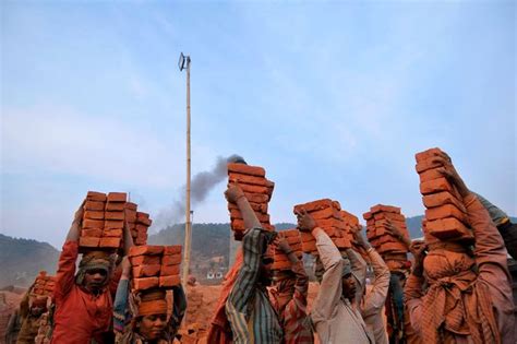Workers At Nepal Brick Factory Earn £11 A Day Carrying 14 Blocks On