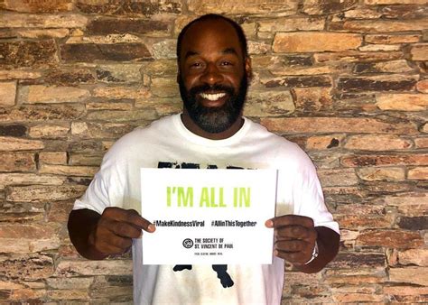 Former Nfl Qb Donovan Mcnabb Spreads Kindness To Families In Need