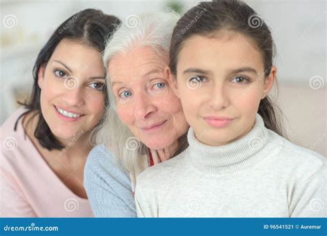 Madre E Hija De La Abuela De Tres Mujeres De Las Generaciones Imagen De