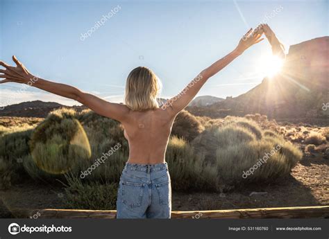 Mulher Nua Joga Sutiã Posando Livre Para Sol Durante Nascer fotos imagens de NeonShot