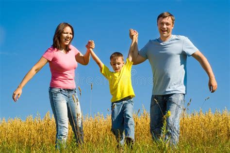 Retrato De Una Familia Feliz De Tres Foto De Archivo Imagen De