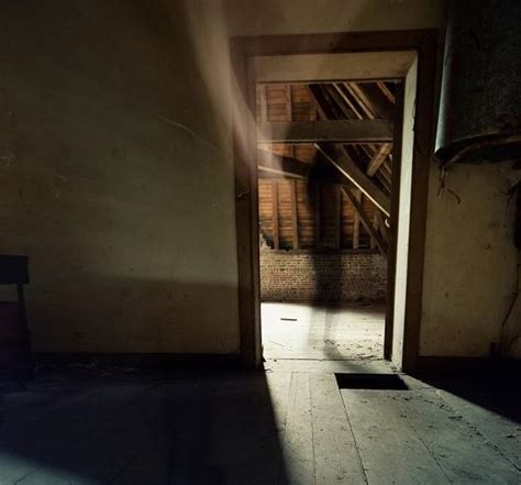 Hanyu da zidian (first edition): 故事：他回祖屋去探望家人，卻意外發現了，家人隱藏百年的秘密 - 每日頭條