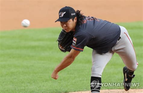 조회 수 22101 추천 수 153 댓글 34. 최원호 대행도 찾아간 `당돌한` 김범수…한화 마운드의 희망 ...