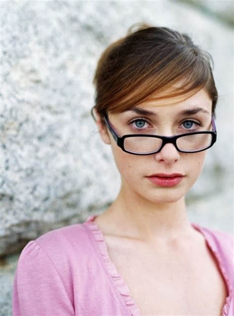 21 Makeup Tricks For Eyeglass Wearing Girls Glasses Makeup Cat Eye Eyeliner Makeup Tips