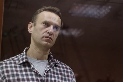 О жестоком добивании навального в колонии. Навальный в колонии требует себе Коран «в разных толкованиях»